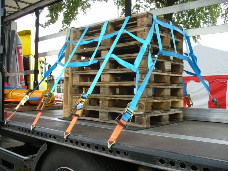 Bezpieczny przewóz, czyli jak prawidłowo mocować ładunki?